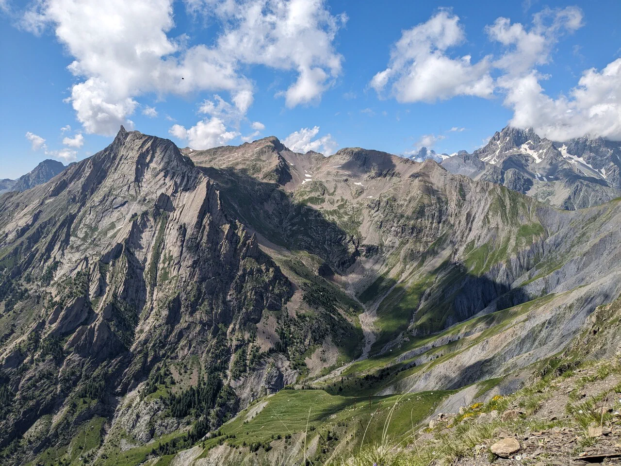 The Cédéra needle on the left side