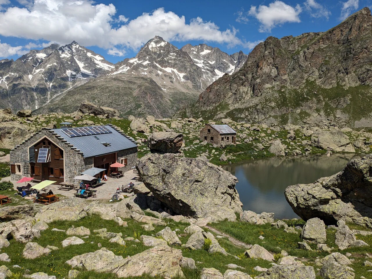 The refuge of Vallonpierre (on the left)